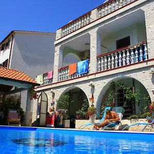Gostinjska kuća & Lo & Mar, Medulin